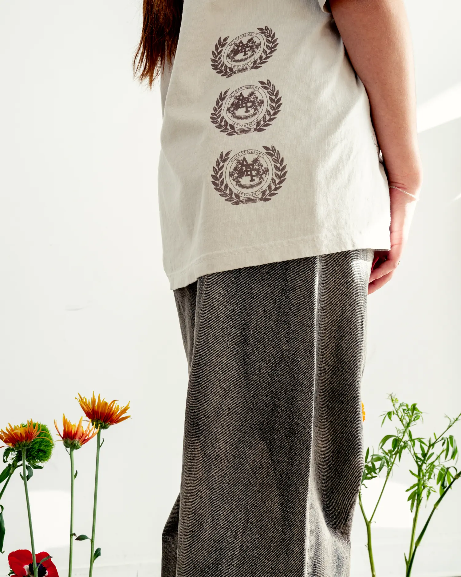 The crest tee from the side, marigolds in the foreground