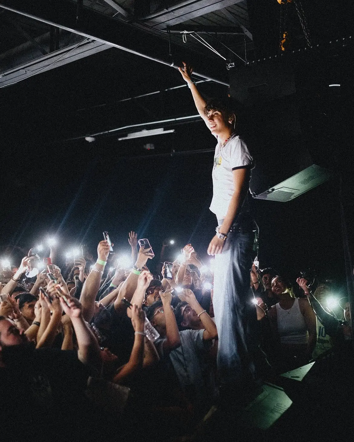 El Paso — the artist up on a riser at the edge of the stage, arm raised